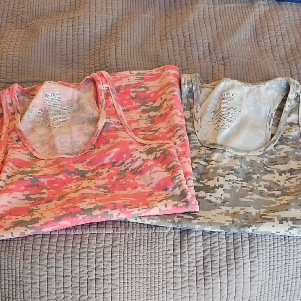 Gildan Pink and Gray Camo Tank Tops Large